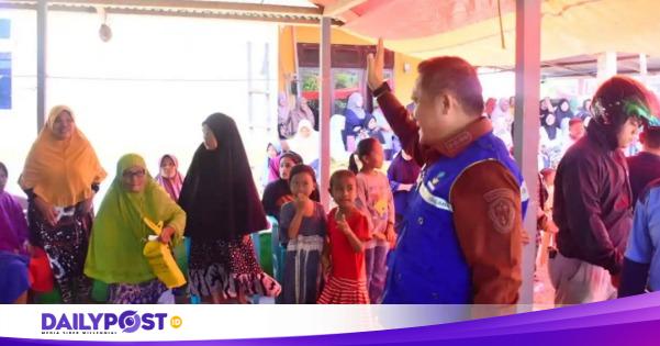 Wali Kota Gorontalo Marten Taha Menyerahkan Bantuan Langsung ke Korban Banjir di&nbsp;Tolinggula