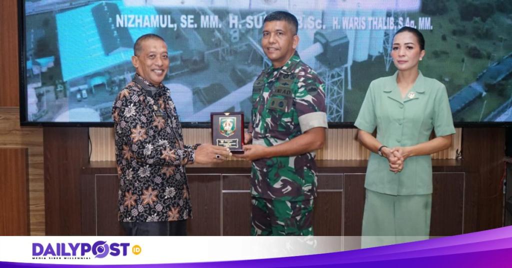 Pemkab Asahan Berikan Plakat kepada Danrem 022/Pantai&nbsp;Timur