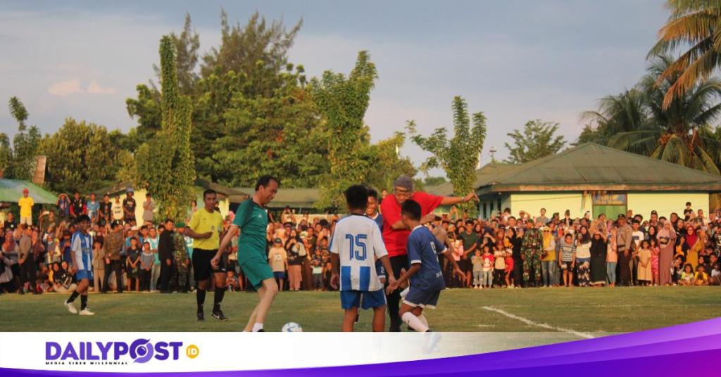 Serunya Pertandingan Sepakbola Presiden Jokowi bersama Anak-anak&nbsp;Gorontalo