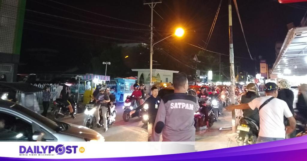 Macet Parah, Satpam Hingga Driver Bentor Turun Langsung Urai Kemacetan di Sepanjang Jalan&nbsp;Mufidah