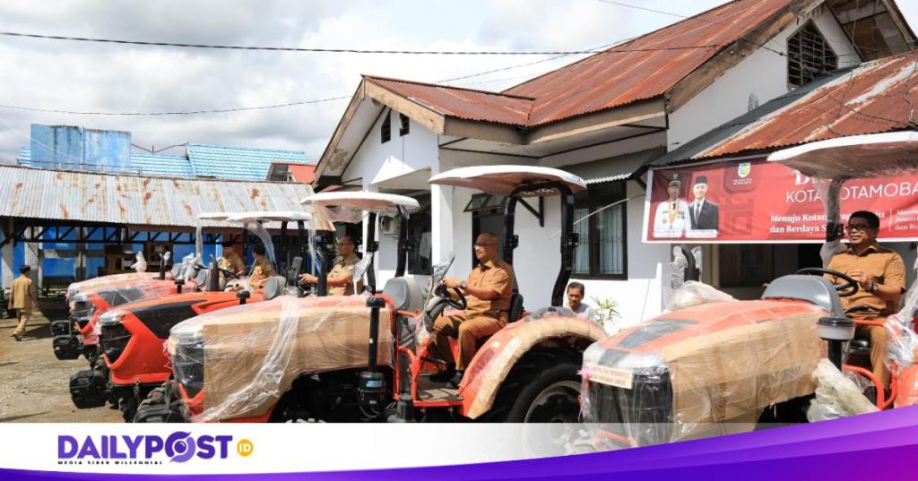 Pj. Wali Kota Kotamobagu Serahkan 5 Unit Traktor kepada Kelompok&nbsp;Tani