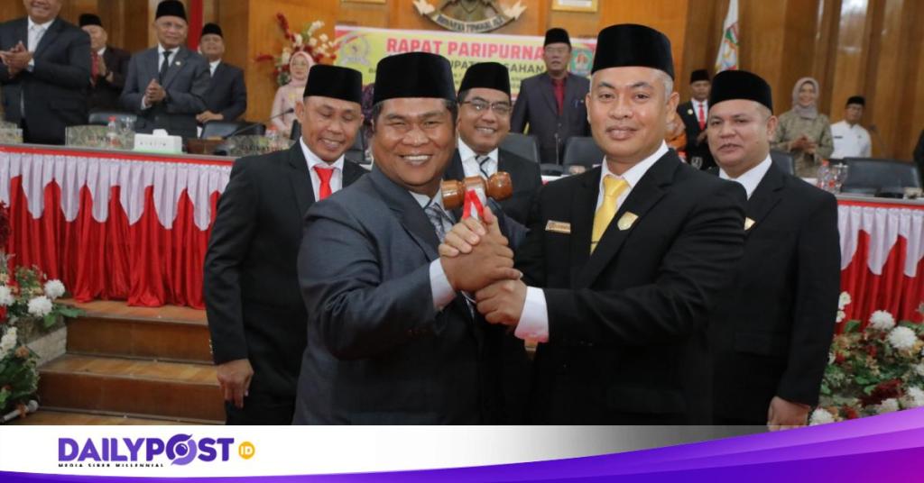 45 Anggota DPRD Asahan Periode 2024 – 2029 Sah Dilantik, Efi Irwansyah Pane Terima Palu&nbsp;Sidang